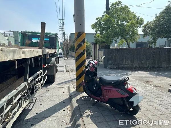 ▲男騎士自撞拖板車。（圖／記者許宥孺翻攝）