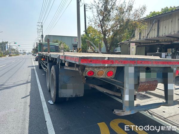 ▲男騎士自撞拖板車。（圖／記者許宥孺翻攝）