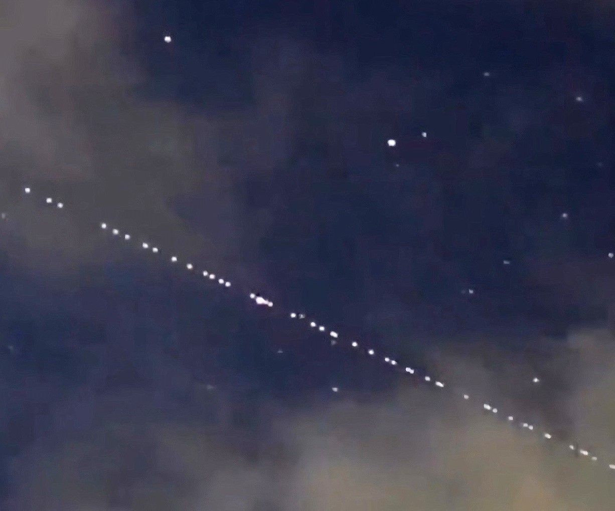 ▲▼Graham Gardner在2月16日晚間拍攝的星鏈衛星通過夜空。（圖／台北天文館）
