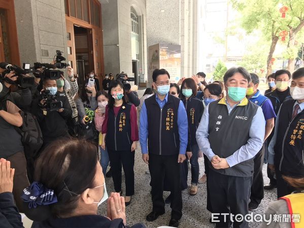 ▲▼指揮中心指揮官王必勝2/18拜會台中市長盧秀燕並視察台中市疫苗快打站。（圖／台中市政府提供）