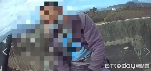 ▲員警意外在李嫌住處頂樓，查獲因妨害自由遭台東地檢通緝之黃姓男子（男、41歲）。（圖／記者楊漢聲翻攝）