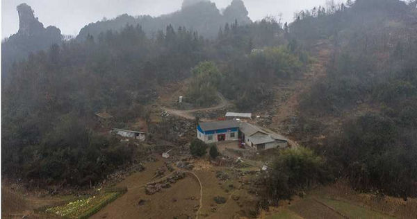 劉男一家人也居住在深山中。