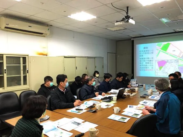 ▲張治祥秘書長邀集地政處、教育處、都發處、城銷處等共同研商。（圖／新竹市政府提供）