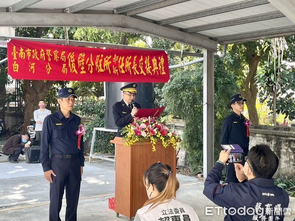 ▲台南市警白河分局18日上午10時許，舉行後壁分駐所新所長布達交接典禮，由分局長洪宏榮主持，新任所長由刑警大隊偵查員胡家維接任。（圖／記者林悅翻攝，下同）