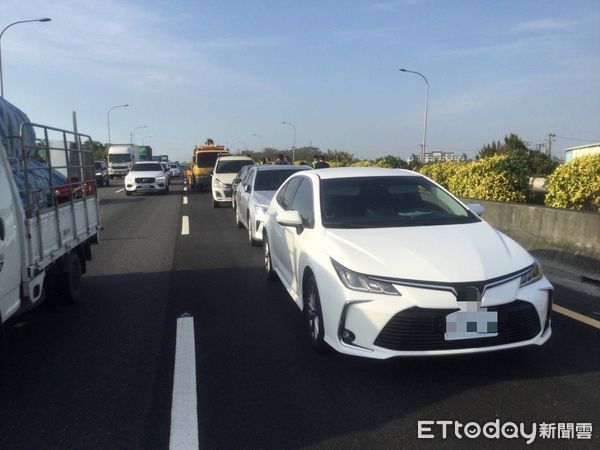 ▲▼        國1南下路竹段發生5車追撞事故     。（圖／記者吳世龍翻攝）