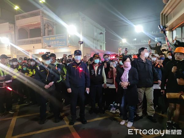 ▲白沙屯媽祖鑾轎凌晨1點從伸港福安宮起轎。（圖／記者唐詠絮翻攝）