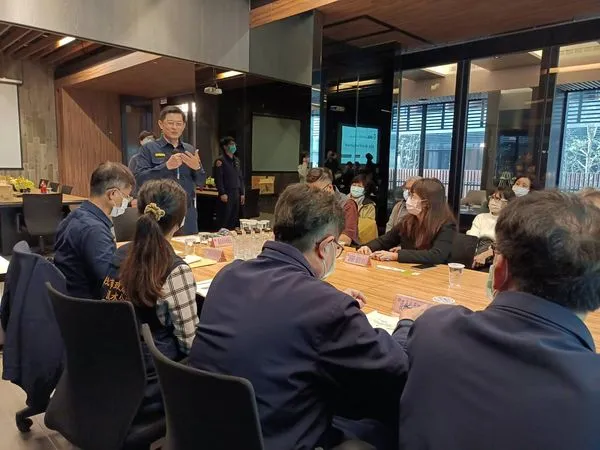 ▲▼警方進入社區與民眾面對面。（圖／記者游宗樺翻攝）