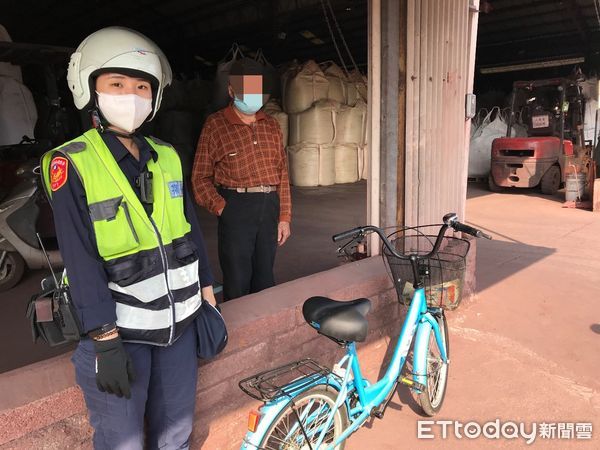 ▲內埔警分局新北勢派出所警員黃宇彤連絡黃姓老翁家人帶他回家。（圖／記者陳崑福翻攝，下同）