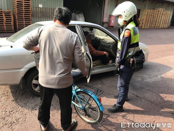 ▲內埔警分局新北勢派出所警員黃宇彤連絡黃姓老翁家人帶他回家。（圖／記者陳崑福翻攝，下同）