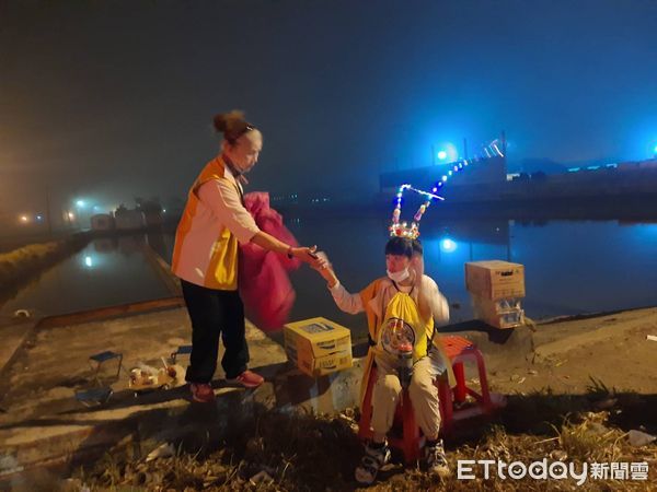 ▲粉紅超跑急行軍連夜趕路遇到「這兩隻」突停，三進三退髮型工作室。（圖／民眾提供）