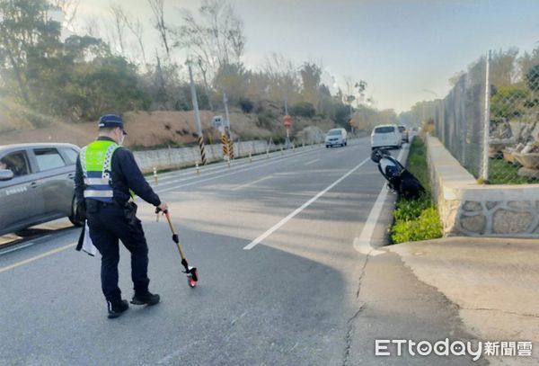 ▲▼金門昨（18）日下午4時許一名鍾姓士官長正沿新市圓環往太武山圓環慢跑，被一名高職學生從後方追撞。（圖／記者林名揚翻攝）