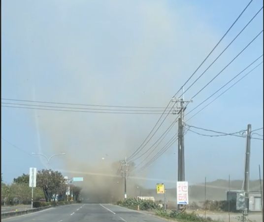 ▲屏東屠宰場對面出現塵捲風             。（圖／翻拍龍貓先生提供影片，下同）