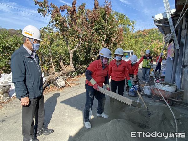 ▲台南市勞工局「做工行善團」助弱修屋的腳步從未停歇，19日台南市泥水業職業工會志工，前往南化區進行修繕服務。（圖／記者林悅翻攝，下同）