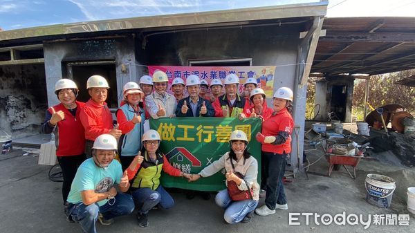 ▲台南市勞工局「做工行善團」助弱修屋的腳步從未停歇，19日台南市泥水業職業工會志工，前往南化區進行修繕服務。（圖／記者林悅翻攝，下同）