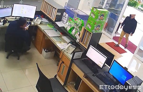 ▲陳男神情緊張的衝進派出所求助。（圖／中壢警分局提供）