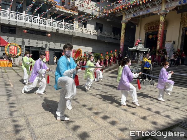 ▲台南市安南區普法道濟寺19日上午舉辦濟公活佛誕辰祝壽活動，市長黃偉哲等人進行拜壽儀式，恭祝濟公活佛生日快樂，並虔誠祈求眾神明保佑國泰民安、風調雨順。（圖／記者林悅翻攝，下同）