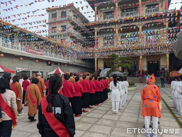 ▲台南市安南區普法道濟寺19日上午舉辦濟公活佛誕辰祝壽活動，市長黃偉哲等人進行拜壽儀式，恭祝濟公活佛生日快樂，並虔誠祈求眾神明保佑國泰民安、風調雨順。（圖／記者林悅翻攝，下同）