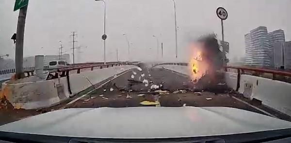 ▲▼上海小客車撞護欄　摔落高架橋「駕駛當場身亡」。（圖／翻攝微博）