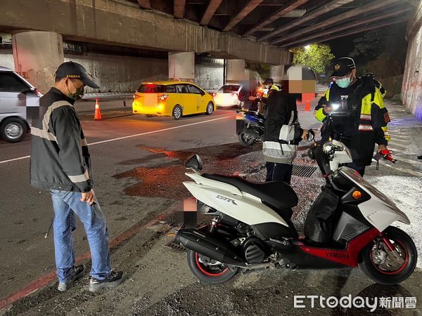 汐止警方連日與監理站、環保局聯合取締改裝排氣管車輛。（圖／記者張君豪翻攝）