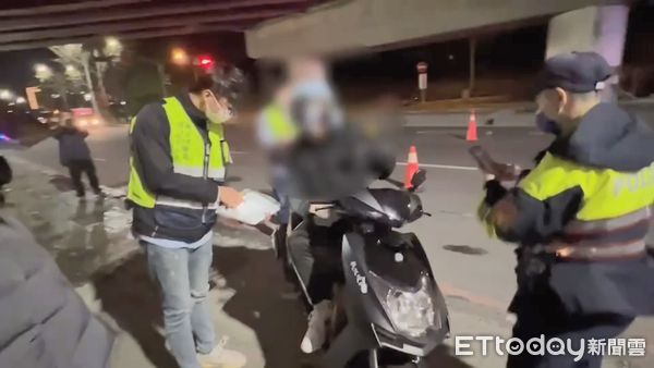 汐止警方連日與監理站、環保局聯合取締改裝排氣管車輛。（圖／記者張君豪翻攝）