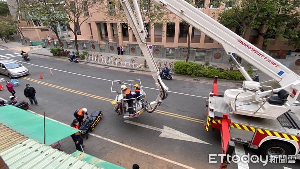 ▲高雄市消防局出動雲梯車，將昏迷的婦人從二樓運送下來送醫             。（圖／記者吳奕靖翻攝）