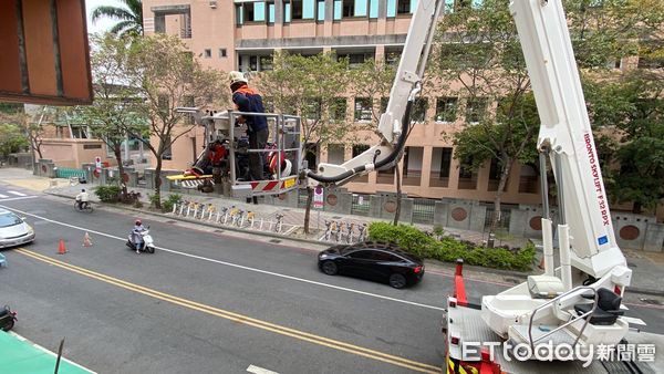 ▲高雄市消防局出動雲梯車，將昏迷的婦人從二樓運送下來送醫             。（圖／記者吳奕靖翻攝）