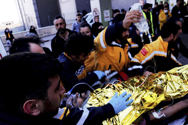 ▲▼ 土耳其南部城市安塔基亞一棟民宅瓦礫堆中，49歲男子阿卡爾（Samir Muhammed Accar）活埋296小時後獲救。（圖／達志影像／美聯社）