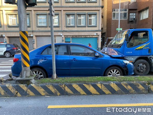 ▲▼藍色車駕駛疑腳麻誤踩油門，撞對向灑水車頭。（圖／記者游芳男翻攝，下同）