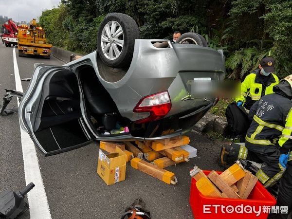 ▲▼顏男國道3號自撞翻車，左手骨折受困             。（圖／記者陳以昇翻攝）