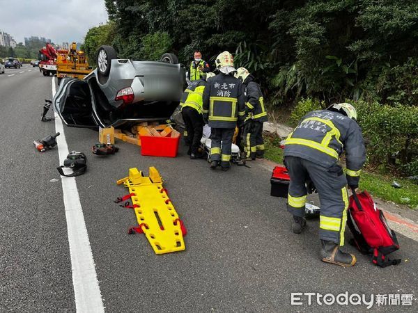 ▲▼顏男國道3號自撞翻車，左手骨折受困             。（圖／記者陳以昇翻攝）