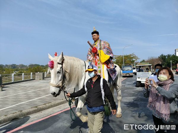 ▲台南安平道壇道長王浤儒，在安平開台天后宮廟埕完成登刀梯後，正式晉升第3代掌門人，至今屆滿周年舉行百廟祈福祝典，著道袍身騎白馬巡香。（圖／記者林悅翻攝，下同）