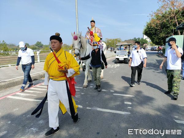 ▲台南安平道壇道長王浤儒，在安平開台天后宮廟埕完成登刀梯後，正式晉升第3代掌門人，至今屆滿周年舉行百廟祈福祝典，著道袍身騎白馬巡香。（圖／記者林悅翻攝，下同）