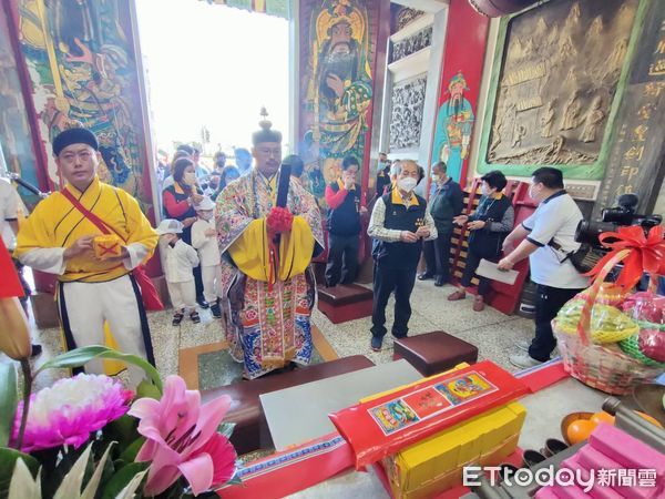 ▲台南安平道壇道長王浤儒，在安平開台天后宮廟埕完成登刀梯後，正式晉升第3代掌門人，至今屆滿周年舉行百廟祈福祝典，著道袍身騎白馬巡香。（圖／記者林悅翻攝，下同）