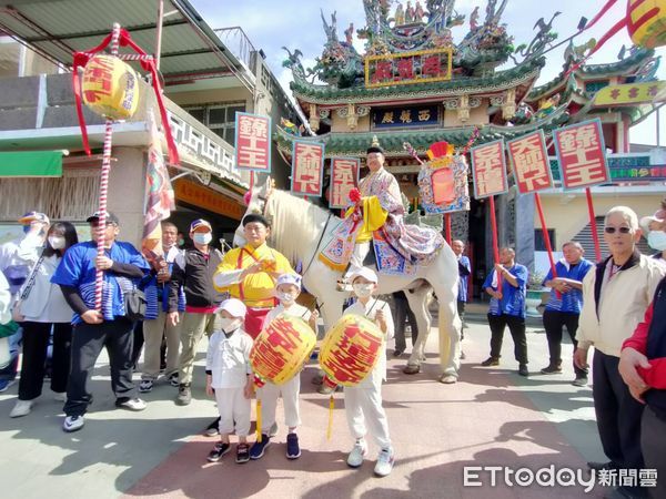 ▲台南安平道壇道長王浤儒，在安平開台天后宮廟埕完成登刀梯後，正式晉升第3代掌門人，至今屆滿周年舉行百廟祈福祝典，著道袍身騎白馬巡香。（圖／記者林悅翻攝，下同）