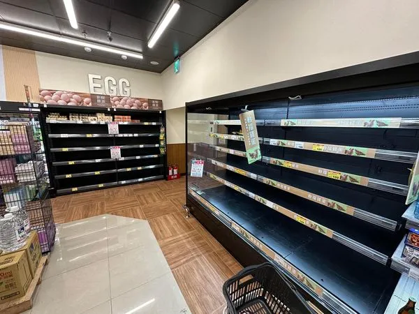 ▲▼鍾沛君貼出賣場中貨架全空的照片。（圖／翻攝自鍾沛君臉書）