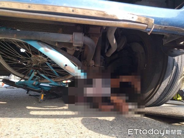 快訊／嘉義驚悚車禍！單車男「對折」卡貨車底無生命跡象