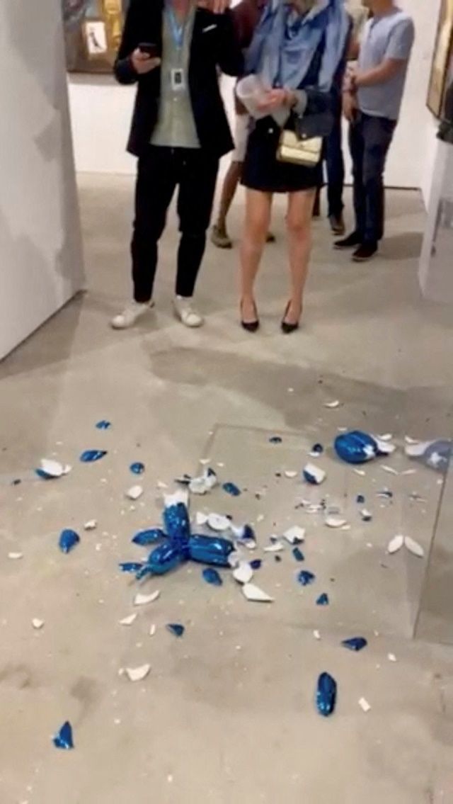 ▲▼美國知名藝術家昆斯（Jeff Koons）的作品「氣球狗狗」價值4.2萬美元（近新台幣130萬元），卻在一次藝術展上被摔成碎片。（圖／路透）