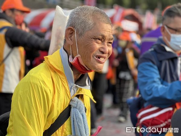 ▲▼一名阿伯因小腿萎縮，無法跟上白沙屯媽祖白天進香隊伍的速度，選擇獨自一人走夜路。（圖／記者陳詩璧攝）