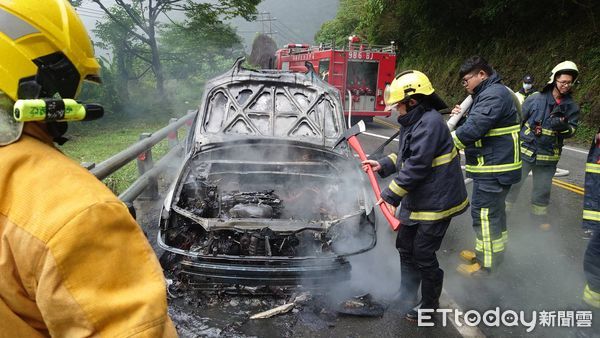 ▲▼台九線蘇花公路120.1公里處南下車道火燒車，警消急灌救。（圖／記者游芳男翻攝，下同）