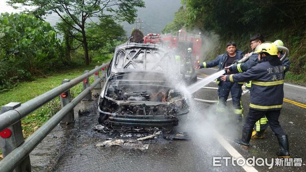 ▲▼台九線蘇花公路120.1公里處南下車道火燒車，警消急灌救。（圖／記者游芳男翻攝，下同）