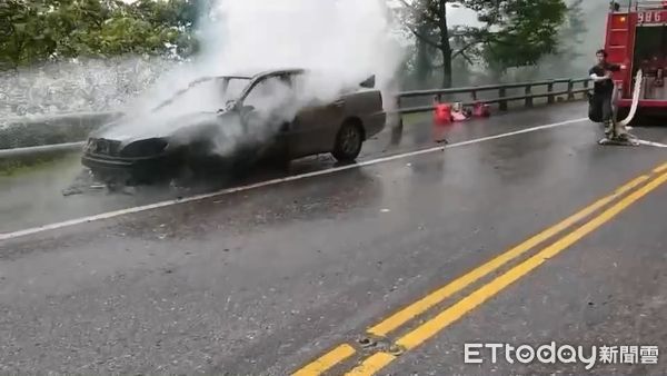 ▲▼台九線蘇花公路120.1公里處南下車道火燒車，警消急灌救。（圖／記者游芳男翻攝，下同）