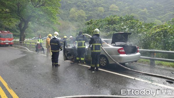 ▲▼台九線蘇花公路120.1公里處南下車道火燒車，警消急灌救。（圖／記者游芳男翻攝，下同）