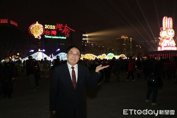 ▲2023台灣燈會19日晚上9時舉行閉幕儀式，台南市長黃偉哲率領市府團隊到場，從交通部王國材部長手中接過燈籠信物，承諾2024年在台南將打造展現400年歷史獨有特色的台灣燈會。（圖／記者林悅翻攝，下同）