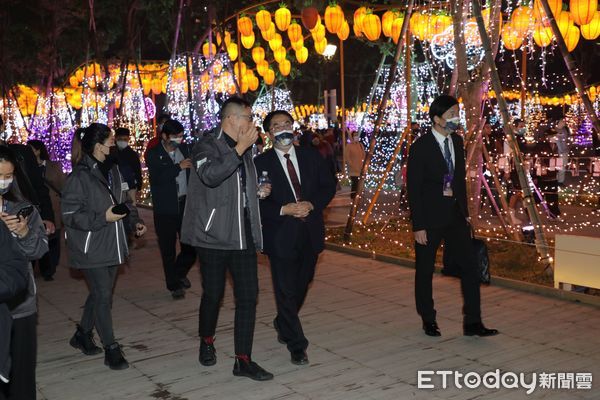 ▲2023台灣燈會19日晚上9時舉行閉幕儀式，台南市長黃偉哲率領市府團隊到場，從交通部王國材部長手中接過燈籠信物，承諾2024年在台南將打造展現400年歷史獨有特色的台灣燈會。（圖／記者林悅翻攝，下同）