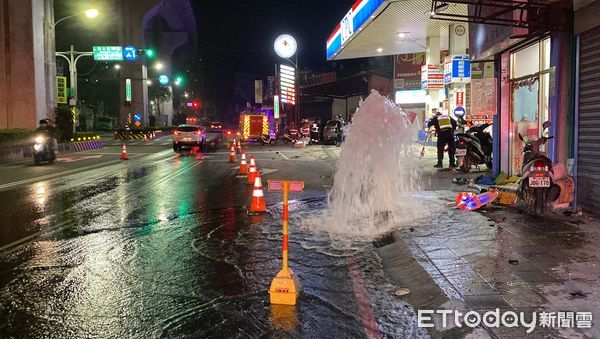 ▲▼新北市新莊一名男子駕車撞斷消防栓，大量消防用水湧出。（圖／記者游宗樺攝）