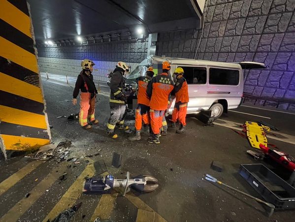 ▲▼王男駕駛廂型車自撞後受困，整輛車橫在路中。（圖／記者游宗樺翻攝）