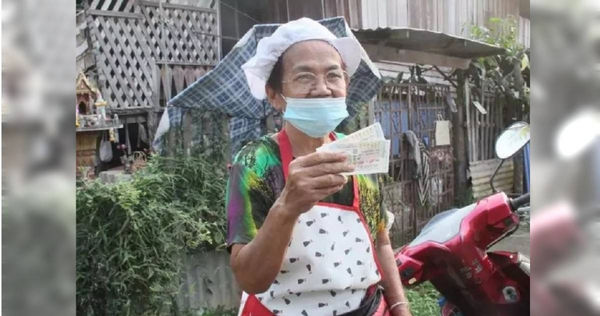 泰國北部烏達拉迪府（Uttaradit）一名72歲阿婆在生鮮市場內賣韭菜煎餅，日前她做生意到一半，突然激動發出尖叫聲，原來是她買的彩券幸運中了頭獎。（圖／翻攝臉書）