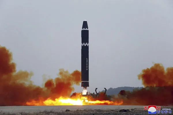 ▲▼北韓18日下午以高角度方式發射洲際彈道飛彈「火星-15型」，飛彈最後墜落至日本北海道專屬經濟海域。（圖／達志影像／美聯社）