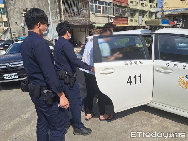 ▲西螺警方於大街上逮回通緝犯。（圖／記者蔡佩旻翻攝）