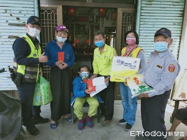 ▲東港警分局新園分駐所警員李昭慶幫助周姓鄉民           。（圖／記者陳崑福翻攝）